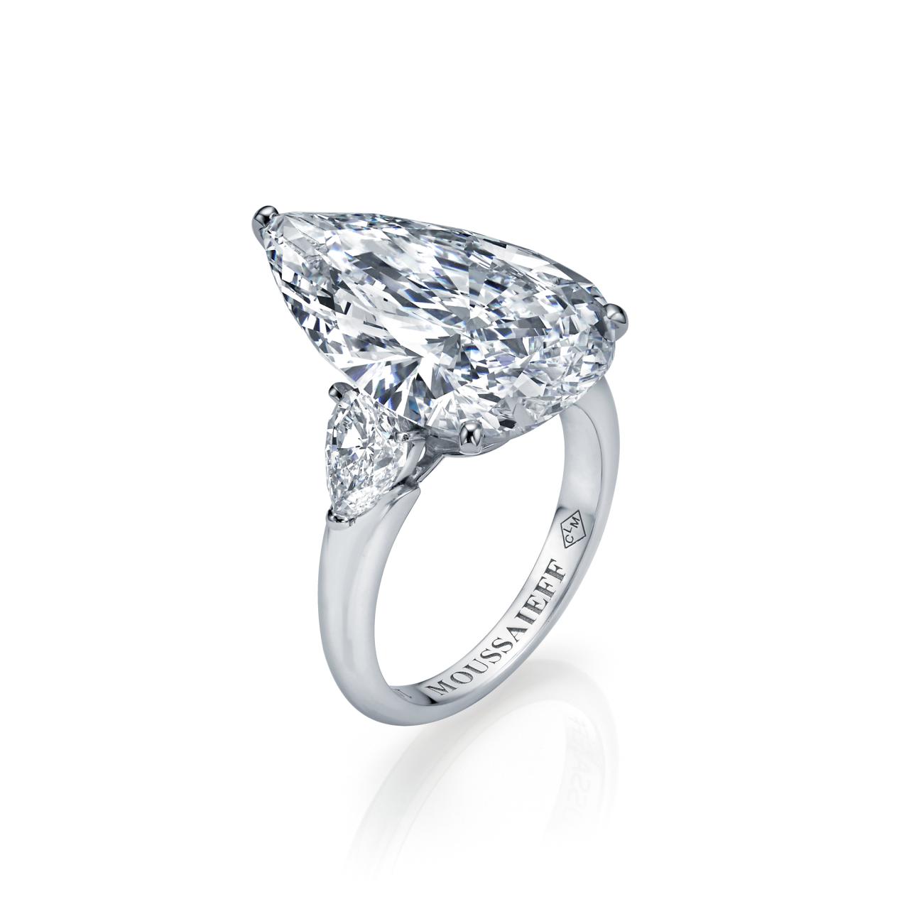EXCEPTIONAL COLOURED DIAMOND AND DIAMOND RING, MOUSSAIEFF