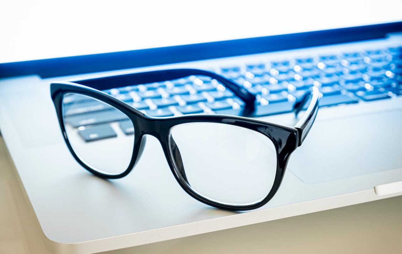 Glasses blocking strain