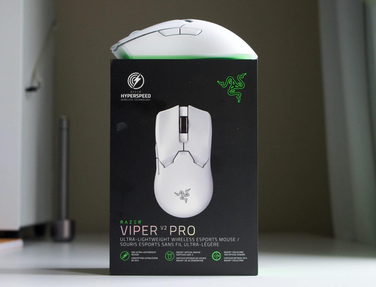Razer Viper Ultimate Lightweight Wireless Gaming Mouse & RGB Charging Dock: Hyperspeed Wireless Technology - 20K DPI Optical Sensor - 74g Lightweight - 70 Hr Battery - Mercury White
